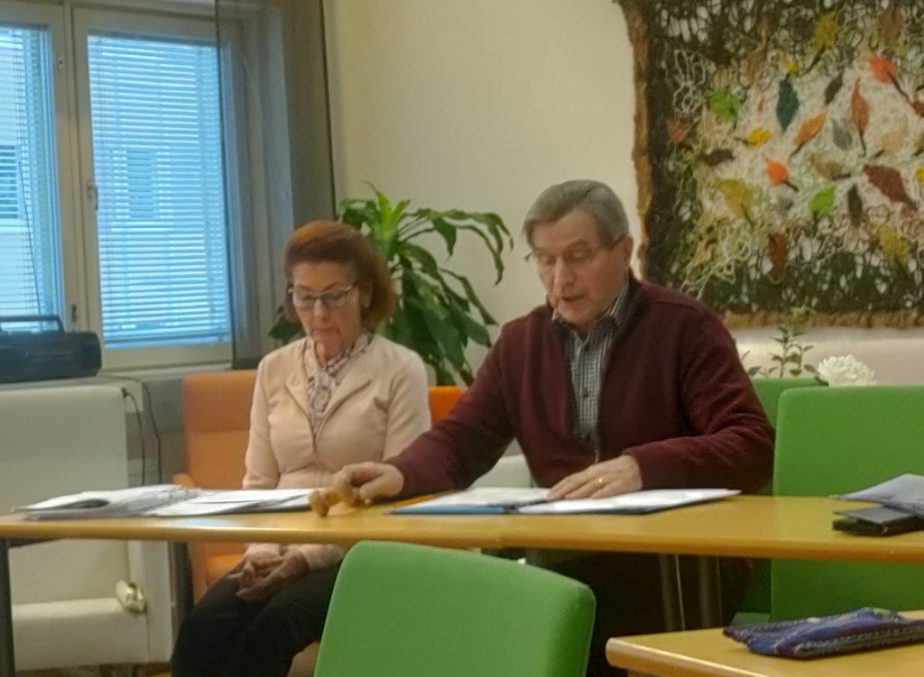 Vuosikokouksen puheenjohtaja Hannu Lehtimäki  ja sihteeri Aila Kelloniemi